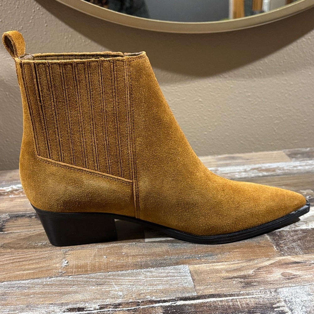 Like New! Marc Fisher Tan Suede Yarita Ankle Booties SZ 6.5 - Picture 10 of 11